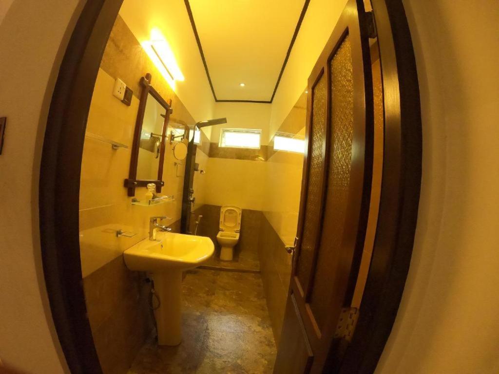 Oyo Kings Hotel 카투나야크 외부 사진