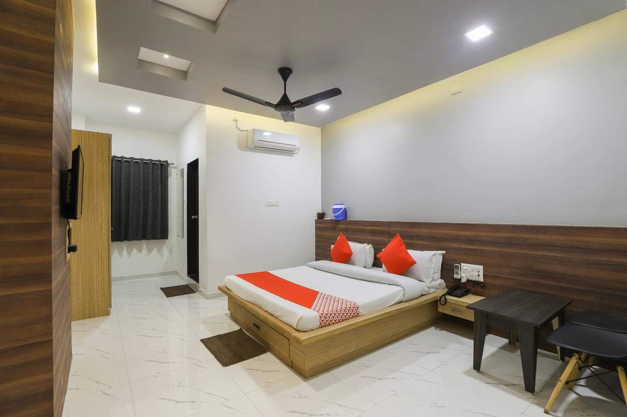 Oyo Kings Hotel 카투나야크 외부 사진